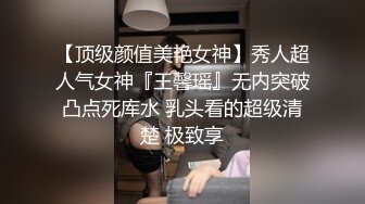 妈妈带女儿一起大秀直播，全程露脸主动扒光女儿的衣服给狼友看奶子和逼逼，好嫩没几根毛吃奶舔逼陪狼友撩骚