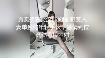 跟踪大屁股少妇如厕，没想到她在自慰