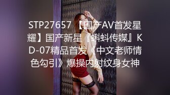 《极品CP❤️魔手外购》近景热闹商场女厕刁钻位置偸拍超多小姐姐方便还有制服女，能看脸又能看私处，半蹲式撅个大腚过瘾极了