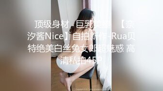 很漂亮的妹子尿尿的时候 为什么老摸自己的奶呢