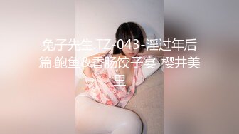 215. 日本女孩给一个戴着中国礼服的人