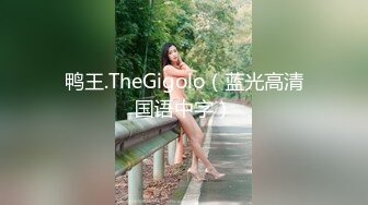 8月新流出山顶公园路边公厕偷拍❤️美女尿尿红衣少妇半蹲尿逼长得还可以