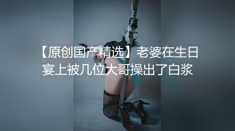  丝袜女仆情趣装颜值不错很嫩小少妇激情3P，伺候两个小哥哥主动上位抽插嘴里还叼着大鸡巴