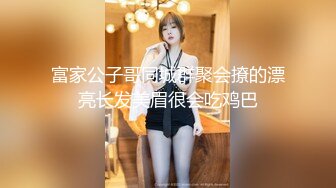 三个漂亮的姐妹花，全程露脸年轻粉嫩无毛逼，比男人更懂女人，玩的好骚吃奶舔逼道具抽插，互相爆草喷水一米