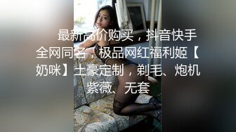 皮肤油面的气质美少妇道具玩黄瓜，镜头前掰穴，搔首弄姿发骚，卫生间洗澡