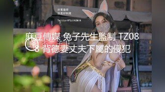 夜市宵夜摊低胸装美女被猥琐大叔围观 尽力防走光没想到下面还是被偷拍内裤夹进了屁股缝逼痕明显