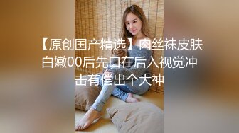 两只萝莉小母狗 爽不爽 三个洞都被填满了 三根鸡巴在母狗的身体里运动 小母狗撅起屁股被单男们排队轮奸