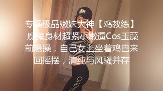 花裙小少妇和家人一起逛公园，这么短的裙子也不打底很有良心薄丝性感蕾丝透明粉N包裹肥臀