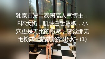  良家小少妇为了生活露脸3P性爱，让两个大哥轮流玩弄，揉奶玩逼各种抽插对着镜头浪叫呻吟