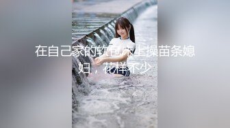 餐厅女厕抱着宠物来上厕所的美女 BB黑的像碳一样