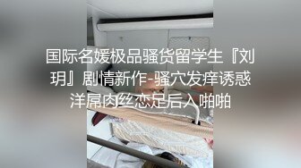 还是在卫生间用假鸡巴自己插