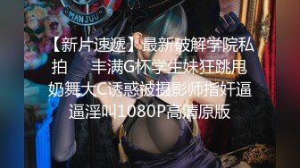 工厂小妹周末休息在家，浴室把自己洗干净后跟小哥床上啪啪，跟狼友互动娱乐很孩子被大哥压在身下爆草还吃奶