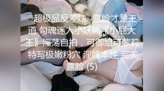 餐厅女厕全景偷拍牛仔裤美女毛毛逼阴唇还不算太黑