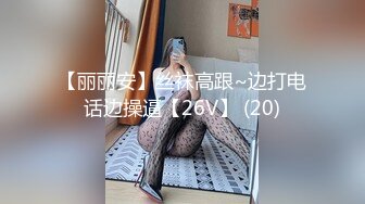 屌丝门缝下偷窥女邻居洗澡在手淫❤️故意压着嗓子淫笑了几声,妹子瞬间动作僵硬住了