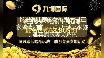 皮带捆绑调教母狗口含假鸡巴