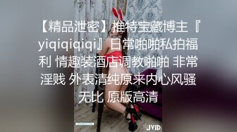 眼镜熟女妈妈车震 我要回去 哎呀不行你在这干啥呐 让我亲两口吗 叫 叫出来 一脸严肃的大奶阿姨最后还是强上了