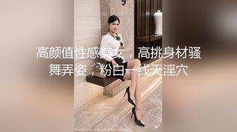  熟女妈妈 精神小伙和妈妈边操边缠绵互吻 趴在妈妈丰腴的身上大力抽插 只听啪啪作响