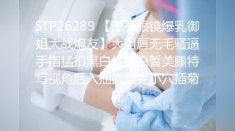 《三只手?极品偸拍》女人坑女人系列?运动馆游泳区女士更衣室各种学生嫩妹换衣 上帝视角偸窥女厕学生妹方便