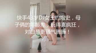  淫娃女友黑丝情趣全程露脸跟狼友发骚互动，主动扒下男友的裤衩舔弄大鸡巴吸蛋蛋