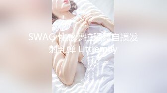  新手夫妻露脸的嫂子回家路上就开始跟狼友发骚，回到家迫不及待扒下大哥内裤舔鸡巴