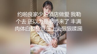 【新片速遞】开档黑丝大奶子风骚人妻伺候蒙面大哥激情啪啪啪，多体位爆草抽插，床边口交深喉玩弄大骚奶子，最后射嘴里