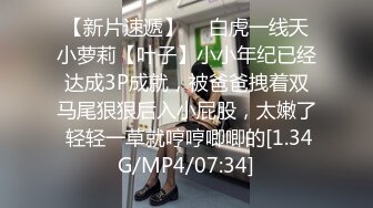 约了个黑衣妹子，摸奶舌吻69口交上位骑乘猛操，还有个老哥再旁边观战