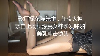 小平头高价约极品颜值兼职美女，花臂纹身超近特写掰小穴，吸吮大屌按头插嘴，跪在小沙发上猛，抽插肥穴清晰可见