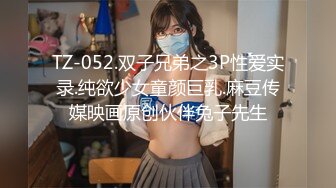 服装店老板娘在店里逼里夹着跳弹接客卖货闲聊，全程露脸顾客一走就开始骚，躲进试衣间脱光揉奶子自慰骚逼