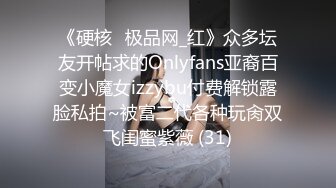 美巨乳丝模被色魔摄影师忽悠穿上各种丝袜玩B