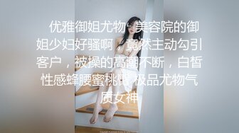  黑客破解家庭网络摄像头偷拍 两个巨乳少妇日常生活在客厅和老公啪啪