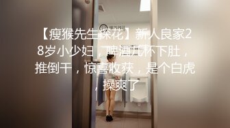 大哥的小女人好乖啊，给大哥激情口交让抠着骚逼还要大哥舔真骚，各种姿势无套抽插揉着骚奶子表情好骚内射续