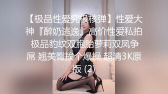 变态偷拍牛人闯入女厕手持拍摄美女们尿尿,还猛闻女神换下来的卫生护垫,说真香,最后用来撸一发