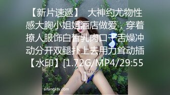 潜入办公楼偷拍 很有女人味的美女同事 尿的有点急