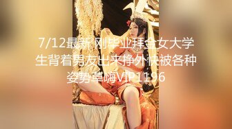 酒吧厕所偷拍到的高挑极品女神，这个酒吧里，个个都是美女