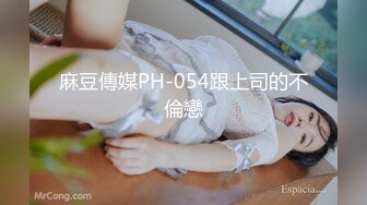 白丝欲女跟蒙面大哥激情3P，全程露脸啪啪激情上位